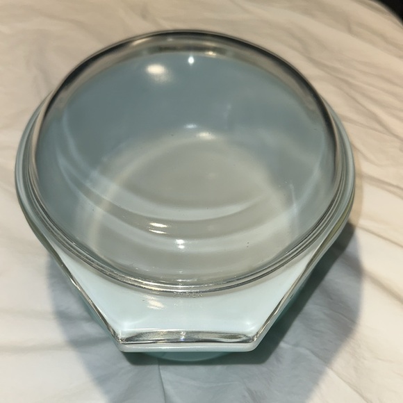 Vintage Pyrex Lace Medallion 2 1/2 Quart Casserole - Picture 4 of 16